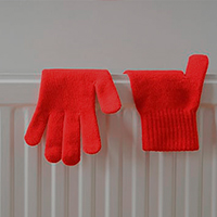 guantes sobre radiador