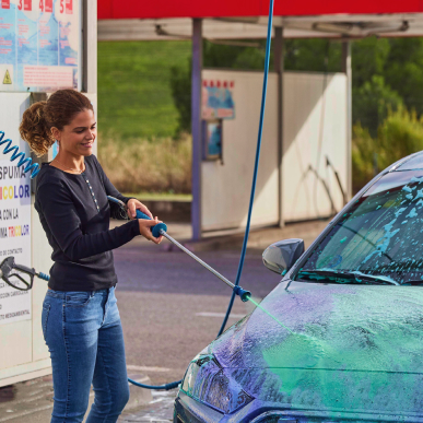 chica lavando el coche